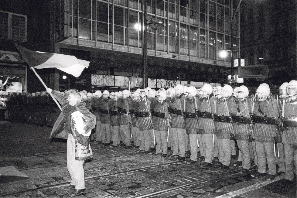 17. listopad 1989: Demonstrace byla tvrdě rozprášena Pohotovostními pluky SNB a červenými barety.