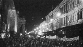 17. listopadu 1989: Pohled na zplněnou Národní třídu v Praze