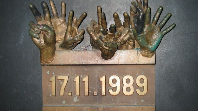 Jedno z nejvýznamnějších dat sametové revoluce 17. listopad 1989 připomíná pamětní deska na Národní třídě v Praze