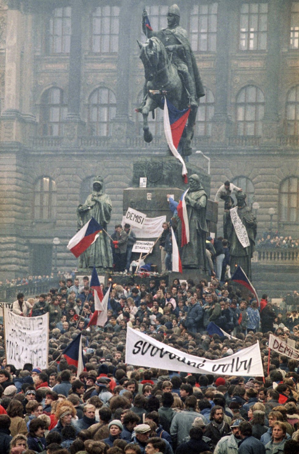 Po brutálním zásahu na Národní třídě se především Prahou šířila vlna demonstrací.