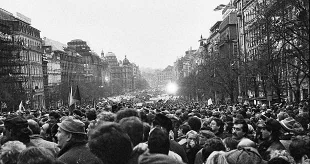 „Zaprděná politika“ a hádky: Poslanci přejmenovali 17. listopad