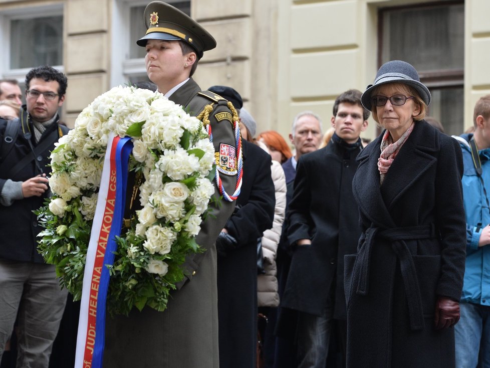 Ministryně spravedlnosti Helena Válková se 17. listopadu zúčastnila pietního aktu před Hlávkovou kolejí