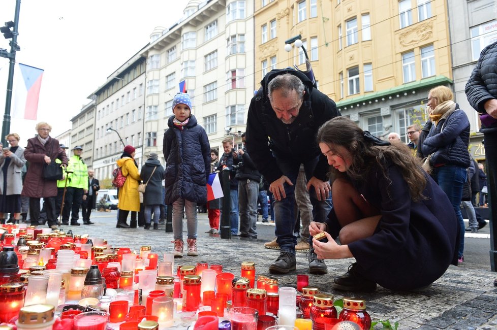 Na Národní třídu k oslavám třicátého výročí sametové revoluce přišli čeští politici i občané, aby položili květiny a zapálili svíce.