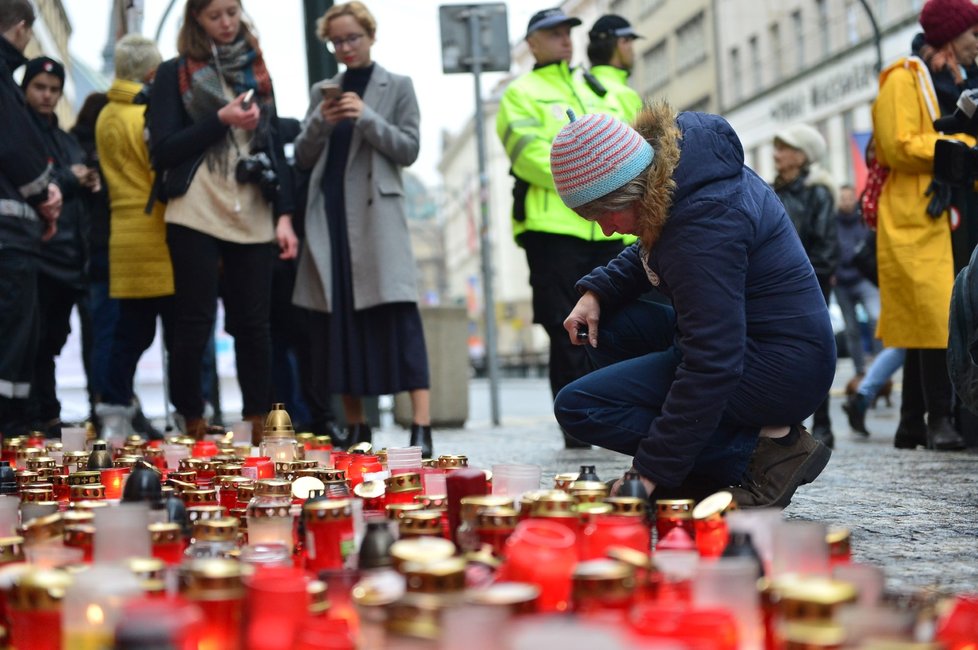 Na Národní třídu k oslavám třicátého výročí sametové revoluce přišli čeští politici i občané, aby položili květiny a zapálili svíce.