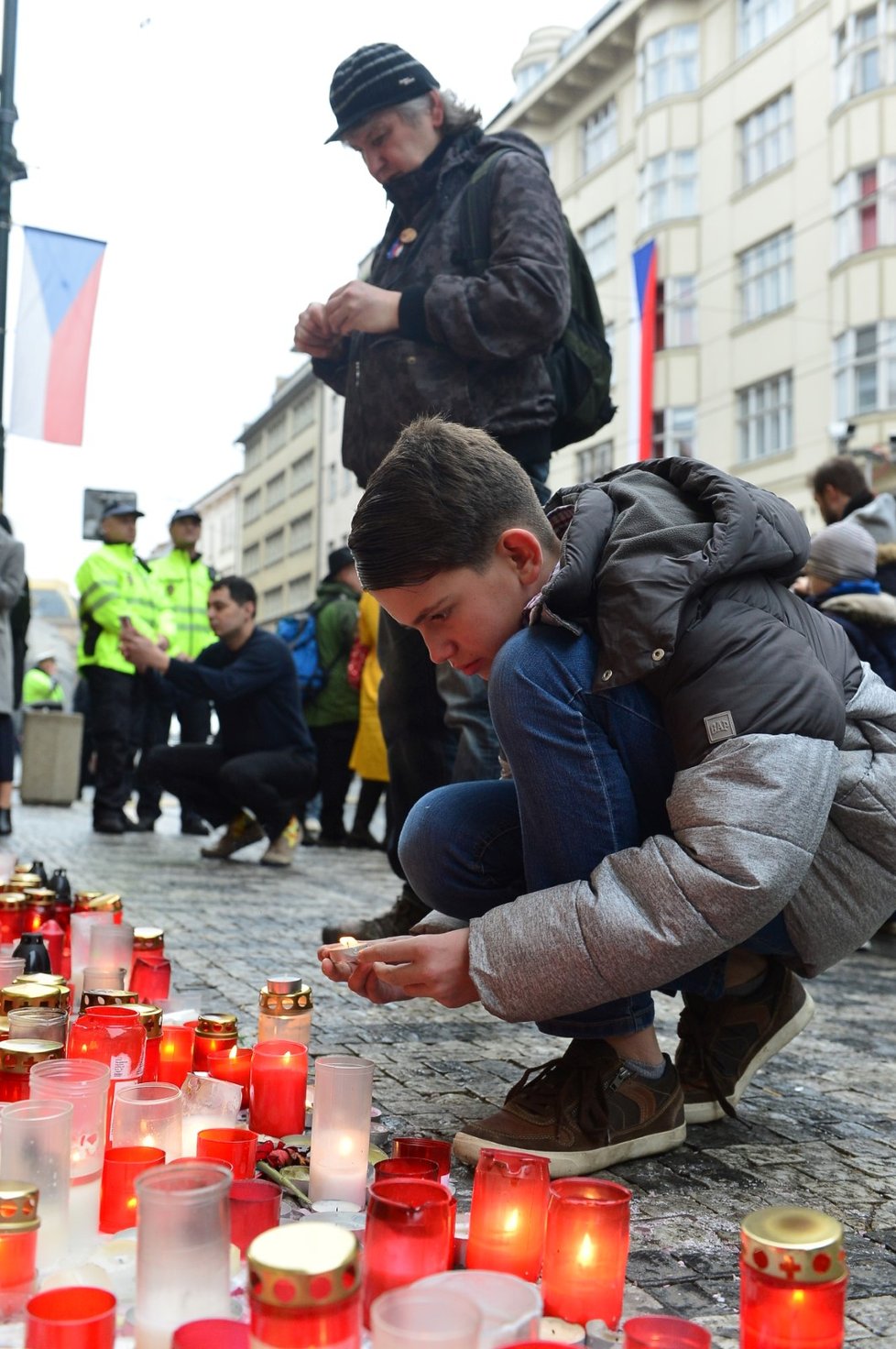 Na Národní třídu k oslavám třicátého výročí Sametové revoluce přišli čeští politice i občané, aby položili květiny a zapálili svíce.