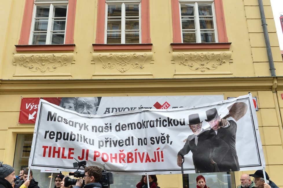 Na Národní třídu k oslavám třicátého výročí Sametové revoluce přišli čeští politice i občané, aby položili květiny a zapálili svíce.