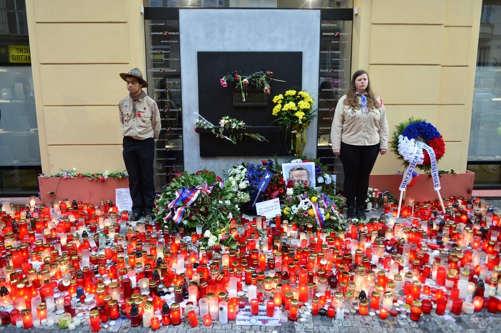 Na Národní třídu k oslavám třicátého výročí Sametové revoluce přišli čeští politici i občané, aby položili květiny a zapálili svíce.