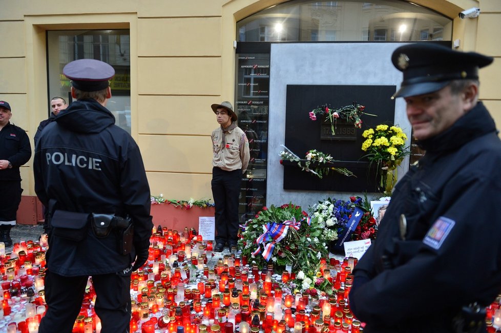 Na Národní třídu k oslavám třicátého výročí Sametové revoluce přišli čeští politici i občané, aby položili květiny a zapálili svíce.