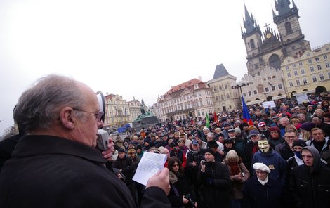 Na »Staromáku« pohřbili v rakvi demokratické iluze.