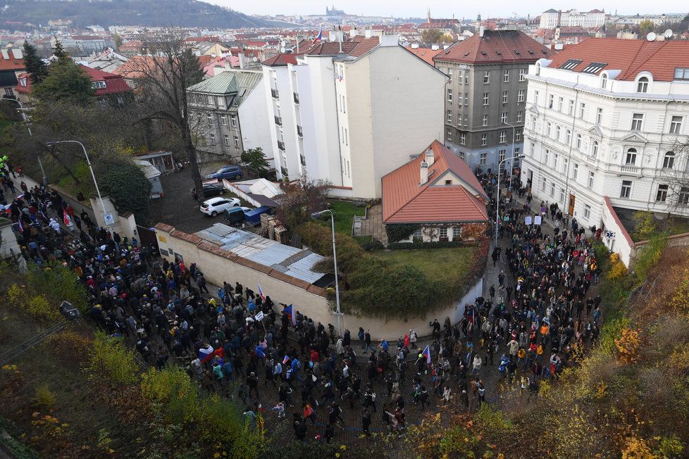 Průvod vyrazil z Albertova na Vyšehrad, odkud pokračoval na Národní třídu, (17.11.2019)