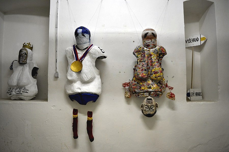 Satirický karnevalový průvod, který prochází Prahou vždy 17. listopadu, poprvé vystavil všechny své masky.