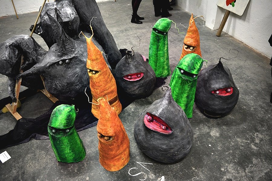 Satirický karnevalový průvod, který prochází Prahou vždy 17. listopadu, poprvé vystavil všechny své masky.