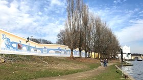 "Sametový most" výtvarníka Petra Síse měl být původně na Kampě nakonec bude na zdi Vojanových sadů