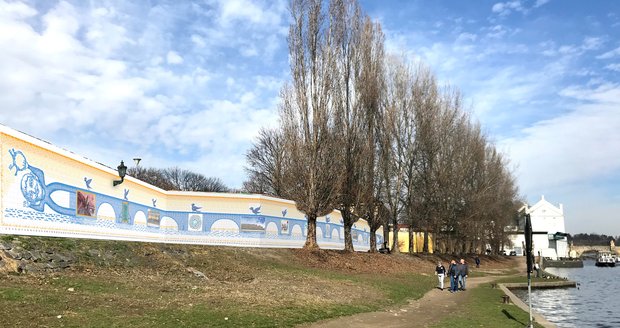"Sametový most" výtvarníka Petra Síse měl být původně na Kampě nakonec bude na zdi Vojanových sadů