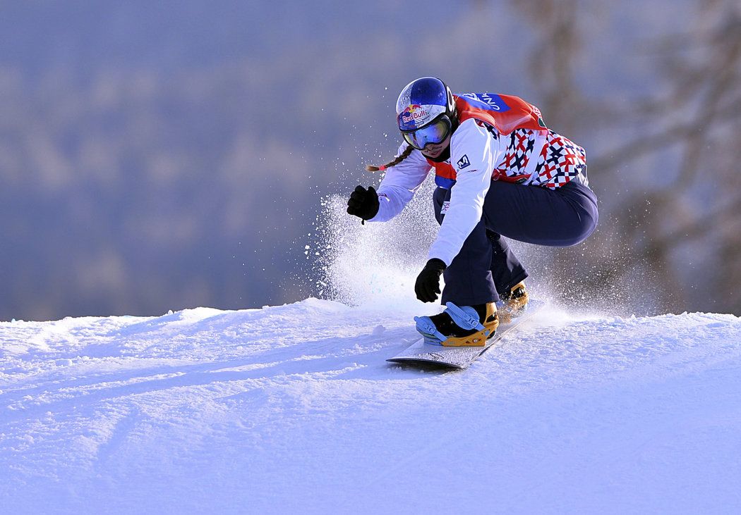 Eva Samková má ve snowboardcrossu zlatou olympijskou medaili, teď učí také děti