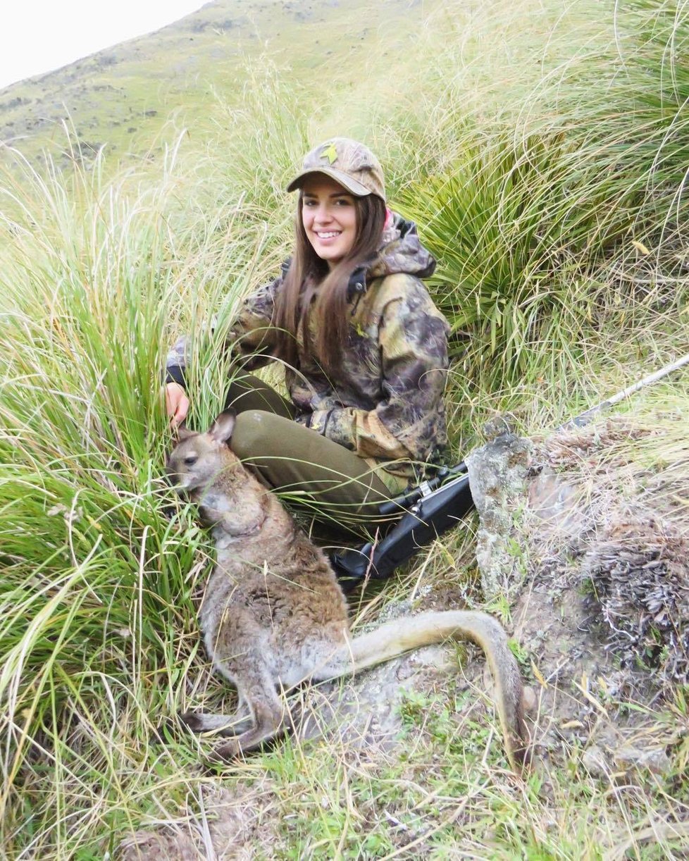 Kontroverzní lovkyně Sammi Lee má mnoho fanoušků i odpůrců. Novozélanďanka se na sociálních sítích často chlubí úlovky.