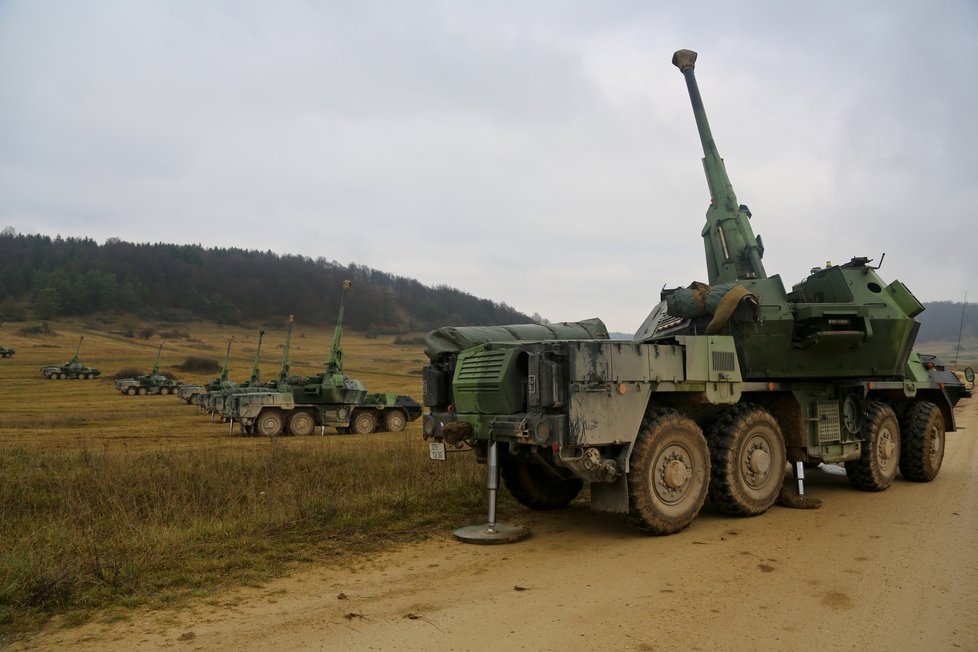 Baterie houfnic Dana české armády na mnohonárodním cvičení v německém Hohenfelsu, listopad 2013.