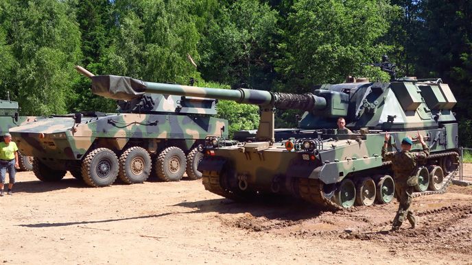 Polský obrněnec Rosomak a samohybná houfnice Krab Polský obrněnec Rosomak a samohybná houfnice Krab