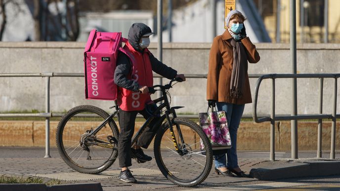 Kurýr doručovací služby Samokat projíždí ulicí v Moskvě.