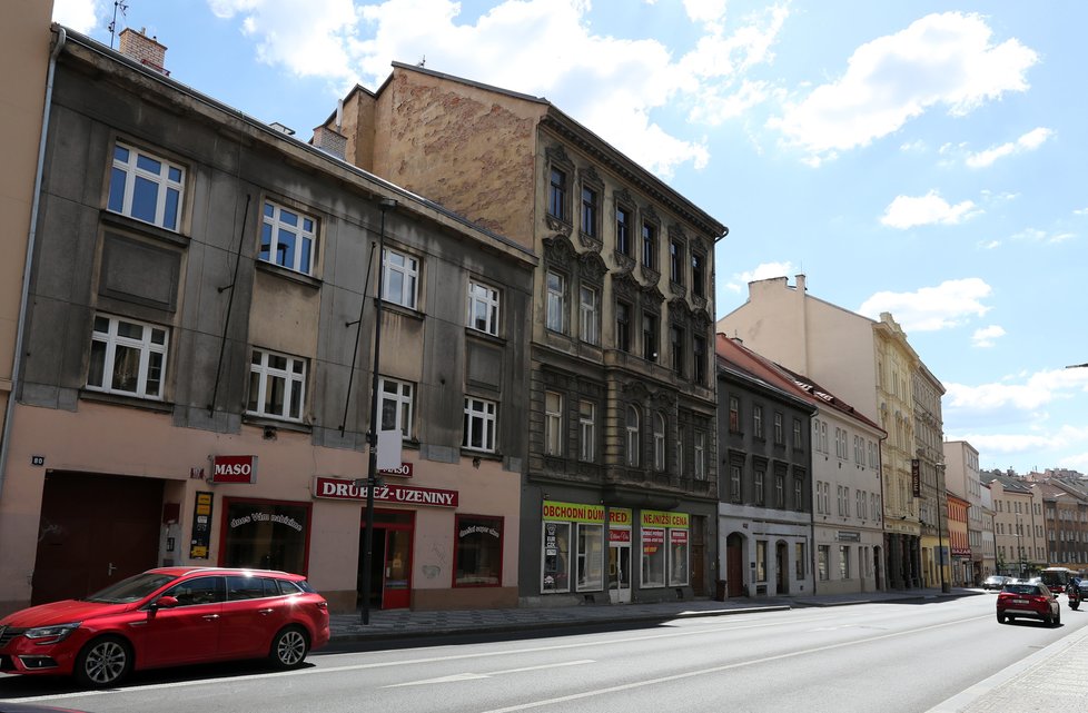 Původní prodejna skončila činnost krátce po listopadu 1989. Poté tu chvíli byl obchod s kovovým nábytkem, dnes nejstarší česká samoobsluha na Žižkově vypadá takto.