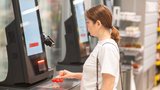 Konec rychlého nakupování? První města zavedla daň ze samoobslužných pokladen, řetězce zuří