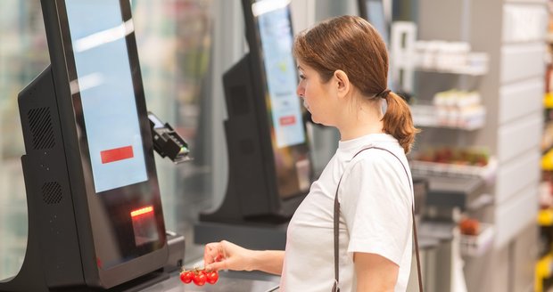 První evropská města zavedla speciální daň ze samoobslužných pokladen. Za každý automat obchody zaplatí přes 500 eur ročně. Hrozí konec rychlého nakupování?