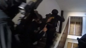 Opilec na českobudějovickém sídlišti hrozil, že se zastřelí, měl u sebe samopal.