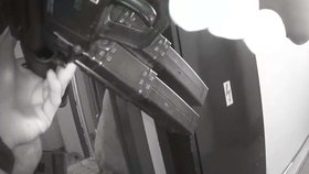 Opilec na českobudějovickém sídlišti hrozil, že se zastřelí, měl u sebe samopal.