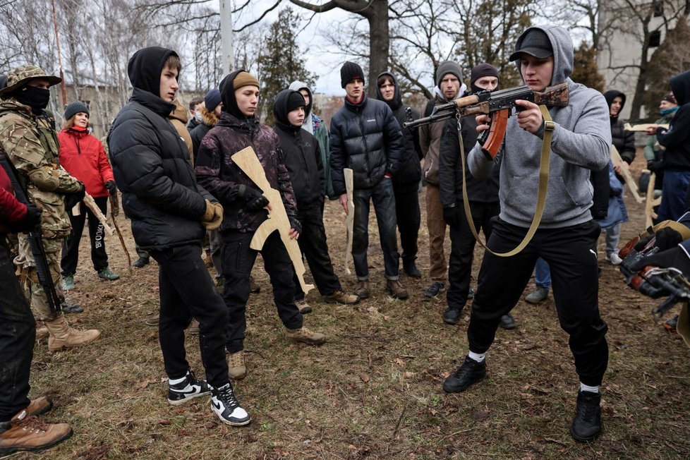 Rusko-ukrajinský konflikt: Na Ukrajině trénují na stav pohotovosti s dřevěnými samopaly (19.2.2022)