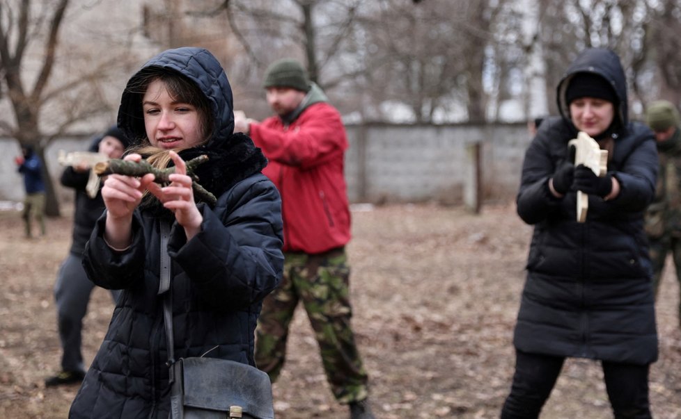 Rusko-ukrajinský konflikt: Na Ukrajině trénují na stav pohotovosti s dřevěnými samopaly (19.2.2022).
