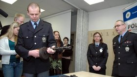 Policista Bohumil Malášek předvádí armádní samopal z druhé světové války &amp;#34;Špagin&amp;#34;