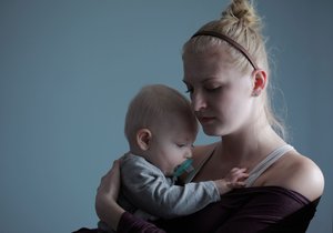 Samoživitelka Jana si prošla domácím násilím. Po osamostatnění měla pro sebe a dítě 50 Kč na den (ilustrační foto)