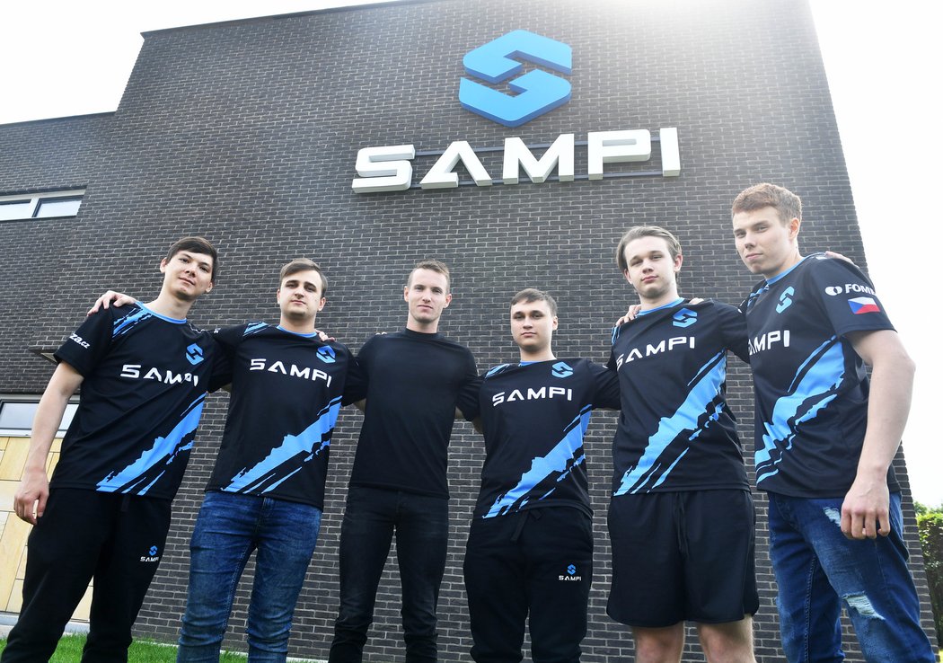 Jakub Jankto se svým CS:GO týmem Sampi.