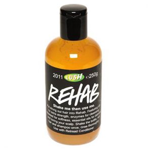 Šampon, který vašim vlasům nařídí řádnou rehabilitaci, LUSH 425,- Kč