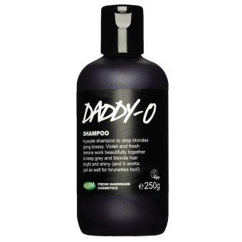 Skvělý šampon pro blondýnky toužící po studených tónech barvy: LUSH šampon Daddy-O, 235 Kč (100 ml). Koupíte na cz.lush.com