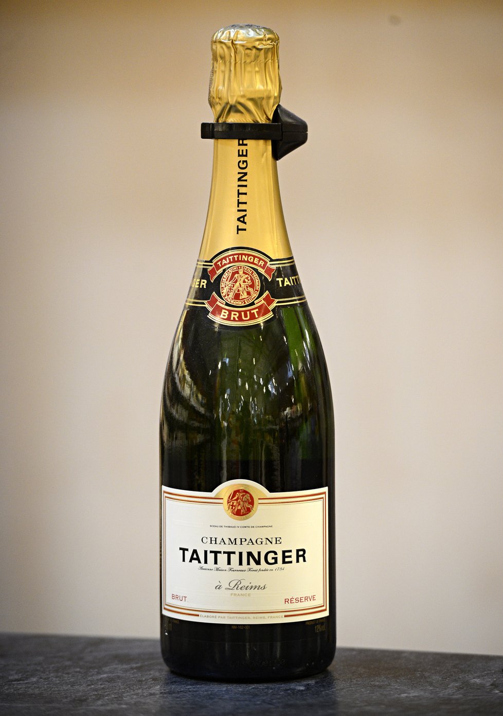 Taittinger Réserve: Pravé šampaňské vysoké kvality, znalci ocení jeho eleganci a styl.