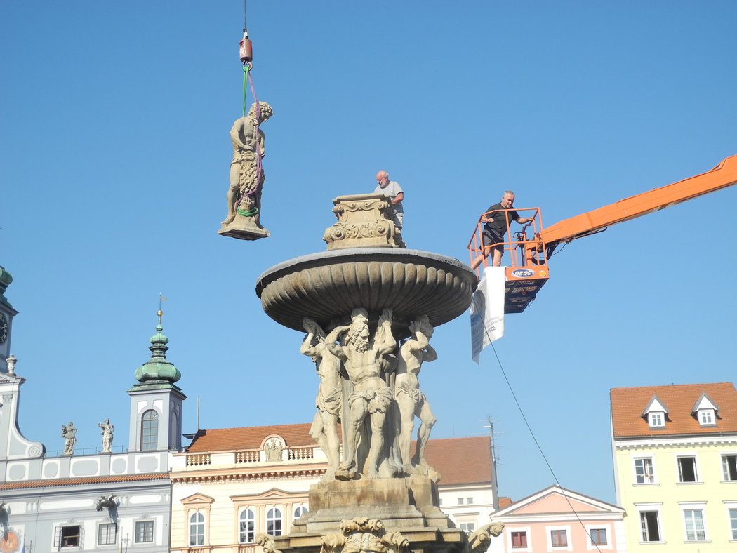 Kontrola kašny a příprava sochy k přepravě trvala 75 minut.