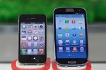 I Samsung Galaxy III (vpravo) má prý některé koropírované funkce iPhonu 4S