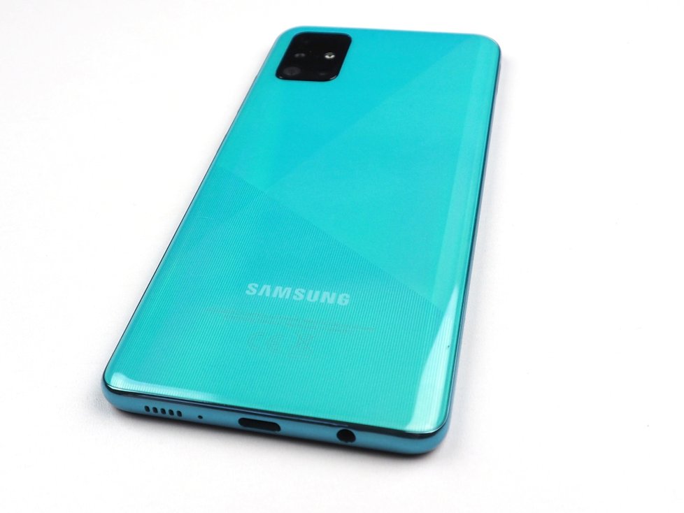 Následují redakční fotografie Samsungu Galaxy A51