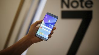 Problémový telefon Samsung nesmí do českých letadel, přepravu zakázaly ČSA i Travel Service