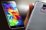 Nový Galaxy S5 dokáže čidlem vedle blesku změřit puls.