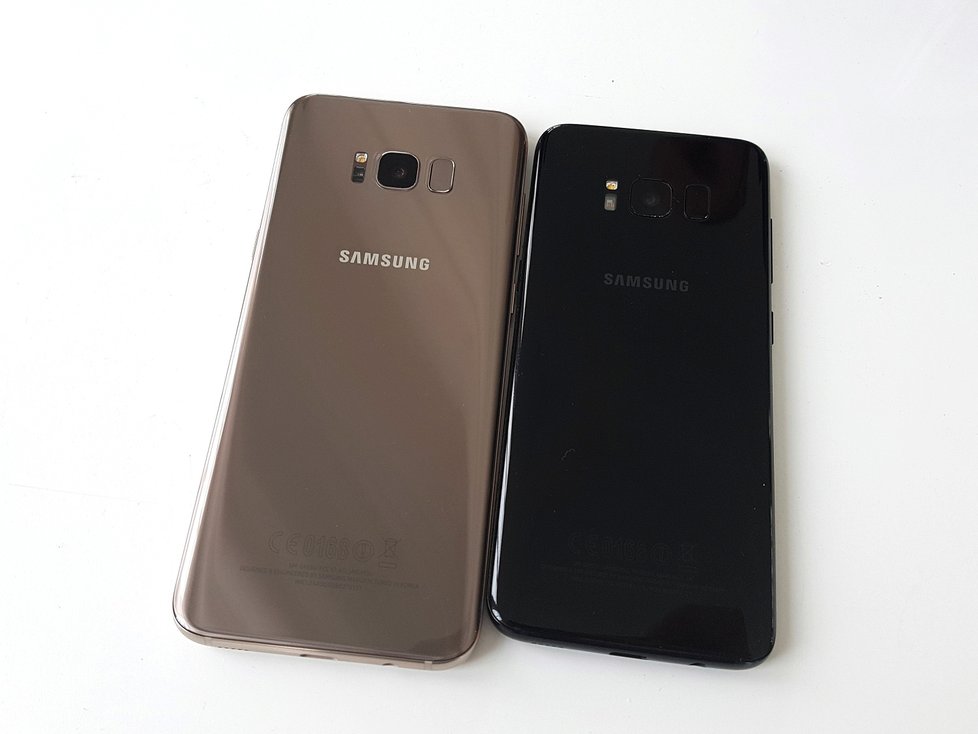 Samsung Galaxy S8 vedle Samsung Galaxy S8+.