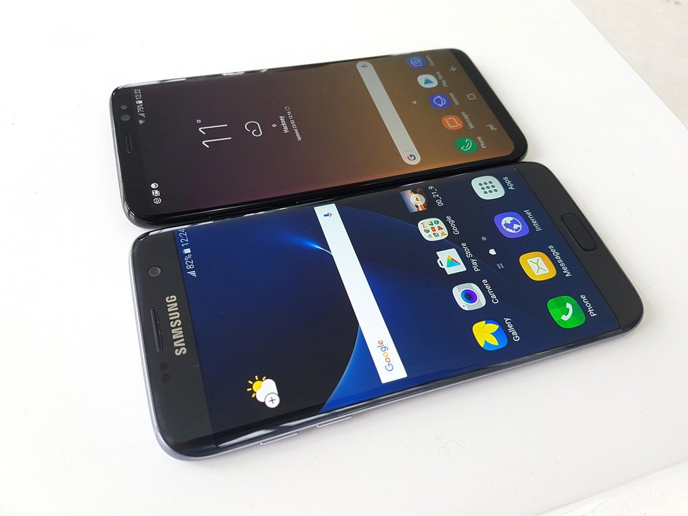 Samsung Galaxy S8 vedle Samsung Galaxy S7 Edge.