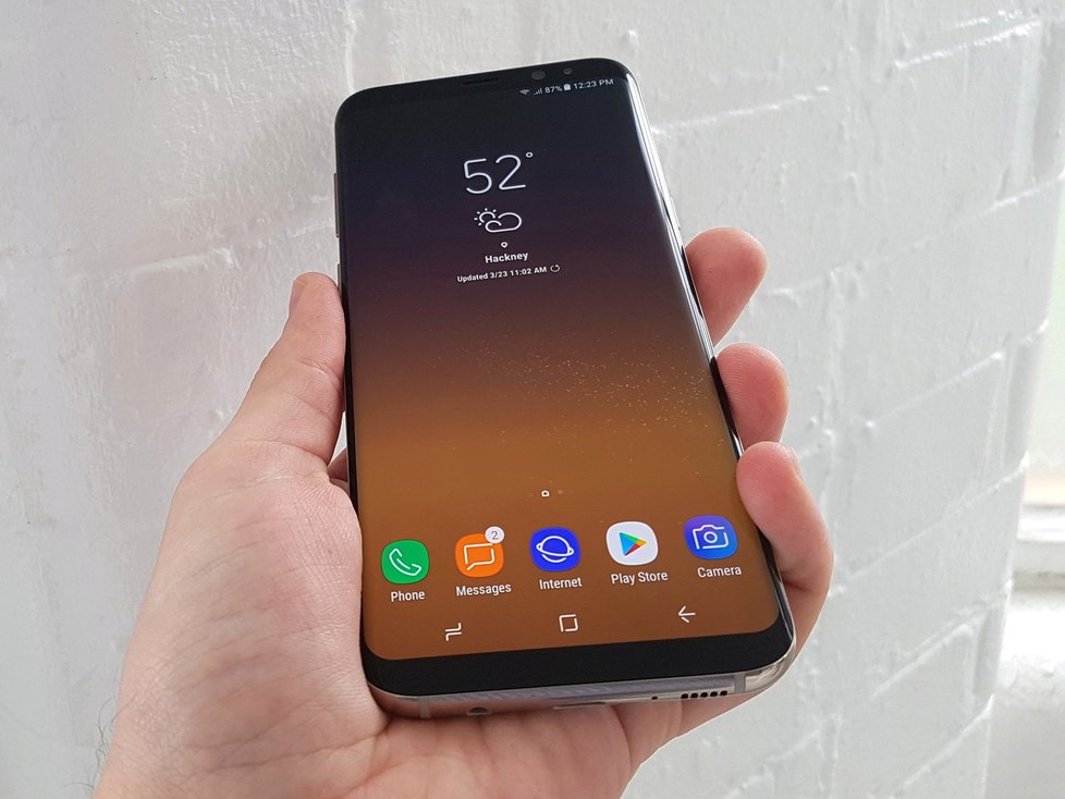 Nový chytrý telefon Samsung Galaxy S8+.