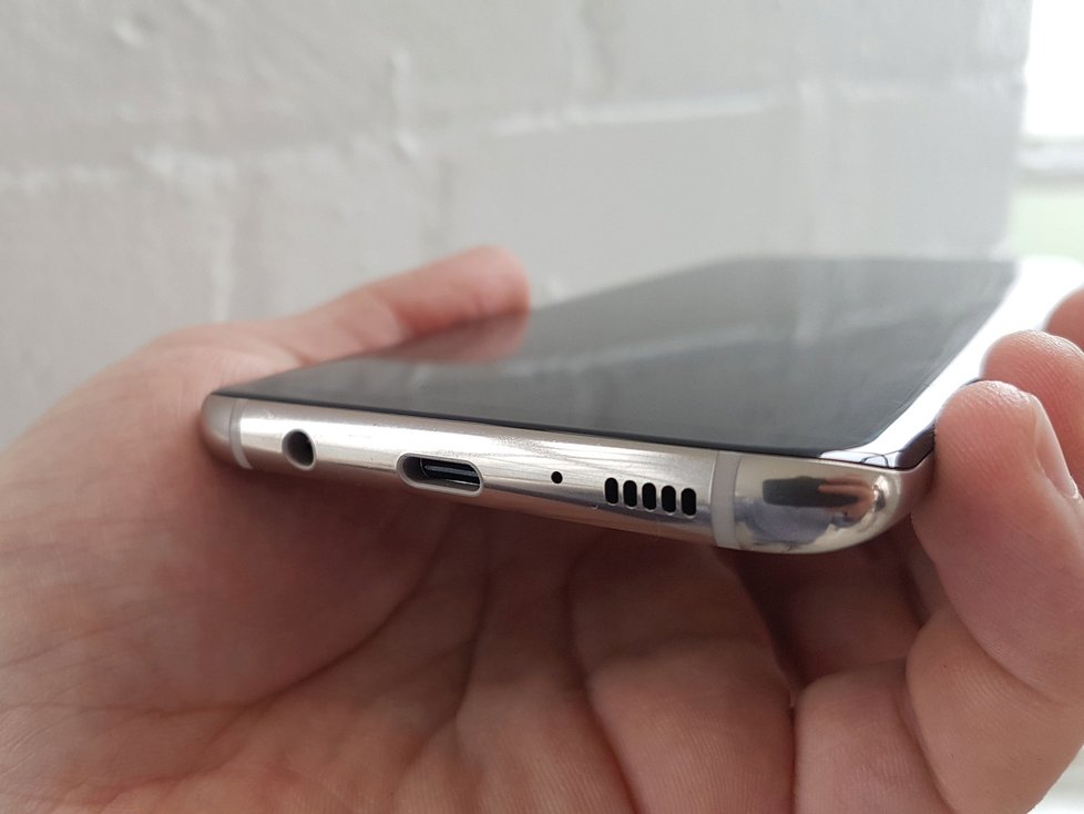 Nový chytrý telefon Samsung Galaxy S8+.