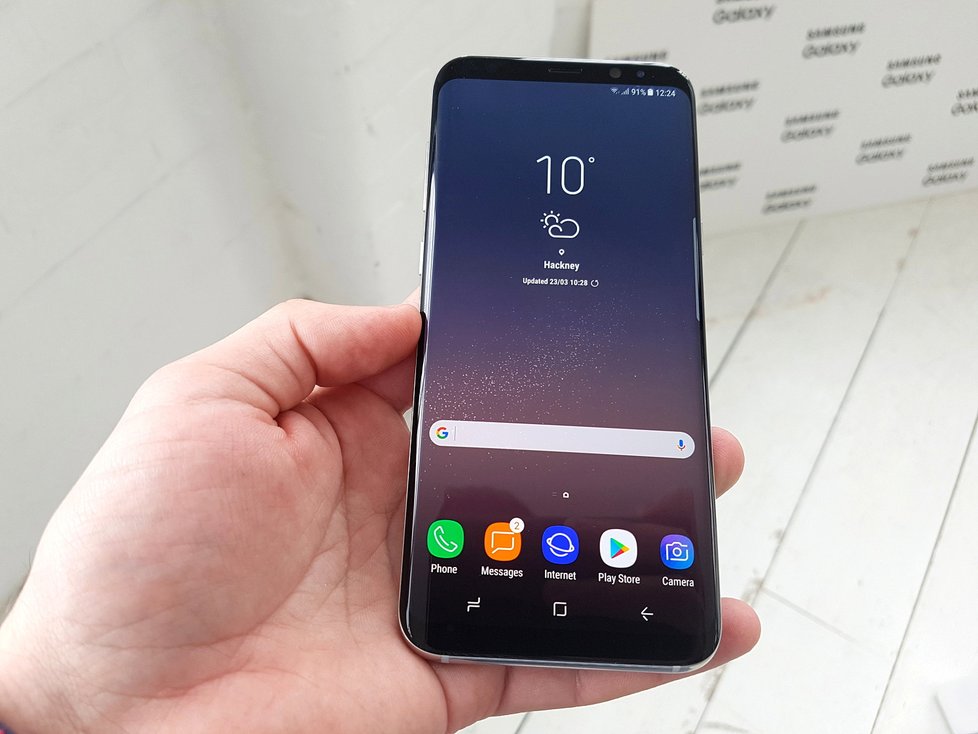 Nový chytrý telefon Samsung Galaxy S8+.