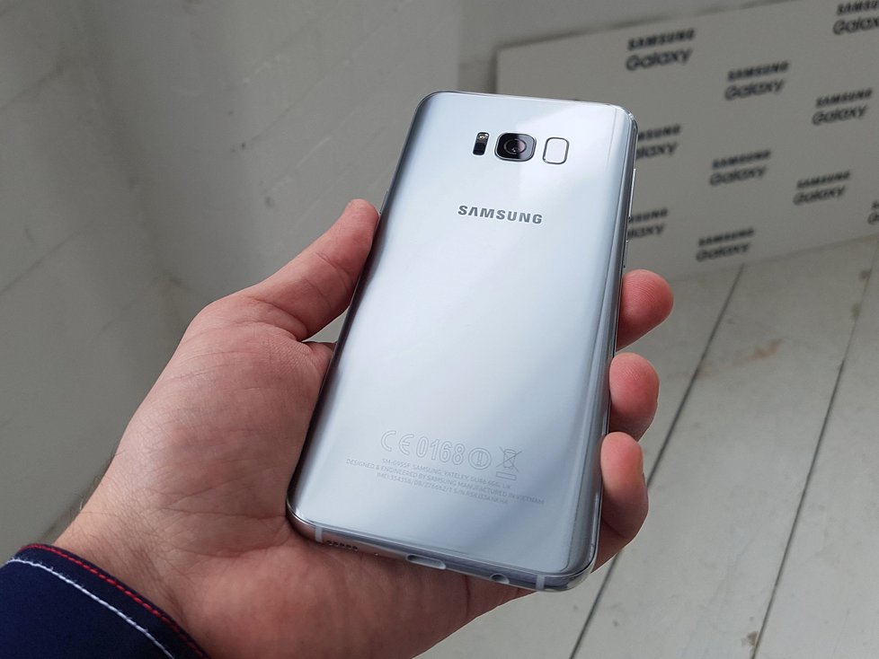 Nový chytrý telefon Samsung Galaxy S8+.