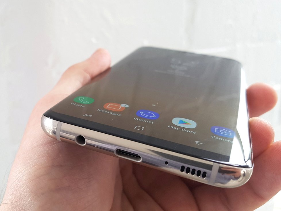 Nový chytrý telefon Samsung Galaxy S8+.