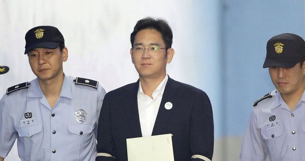 Dědic Samsungu dostal pět let vězení. Po skandálu, který sesadil i prezidentku