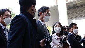 Dědic Samsungu I Če-jong před soudem.